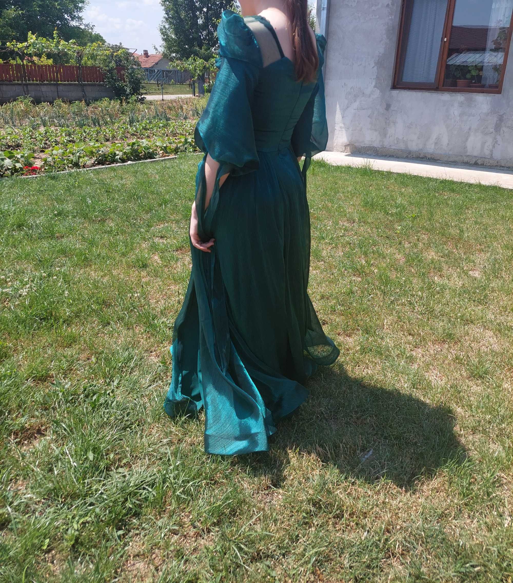 Дълга зелена рокля