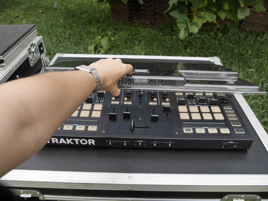 Mixer Traktor S8 cu 4 canale