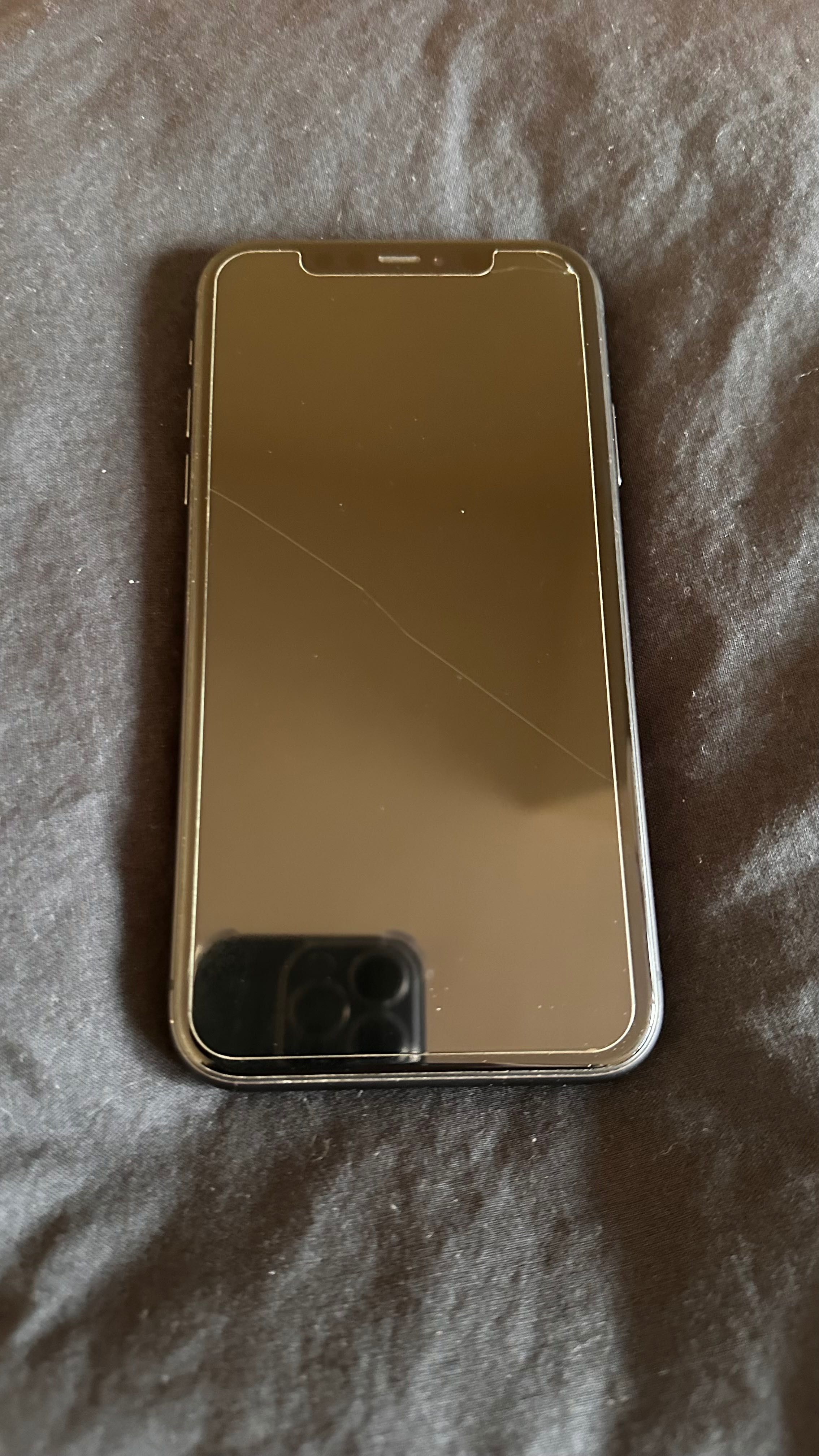 Продавам Iphone 11