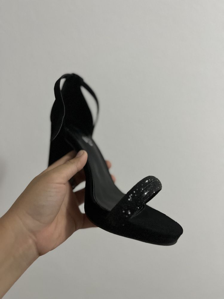 Vand sandale marimea 37