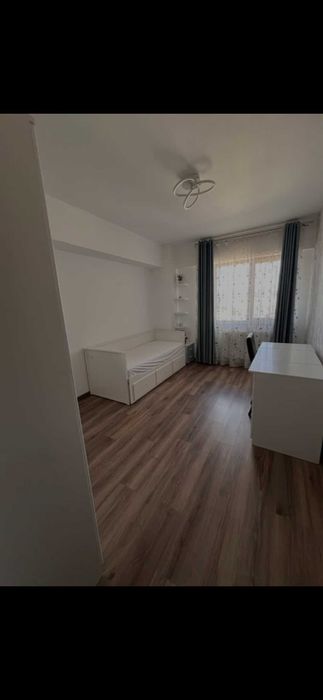 Cameră de închiriat într-un apartament cu 3 camere