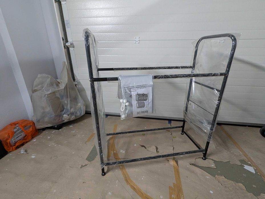 Стелаж за гуми - изключително здрав и стабилен. Нивелируем.