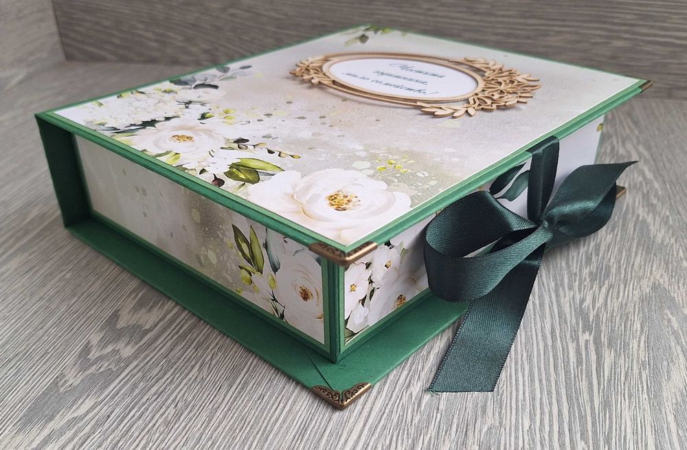 Скрапбук албум в зелено и бяло, с нежни рози, ръчна изработка /43.44