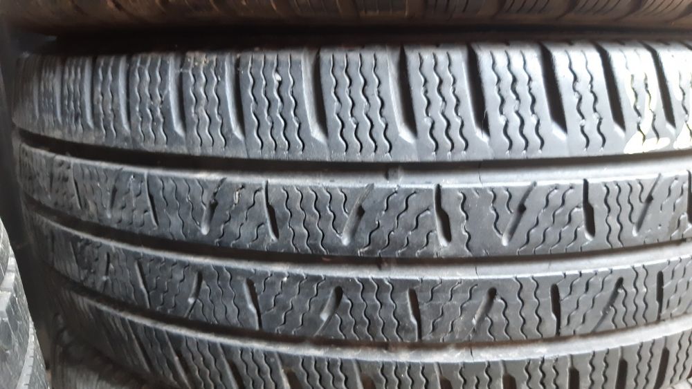 2 anvelope 225/65r16c iarnă marca Pirelli dot 2022,preț 200 lei bucata