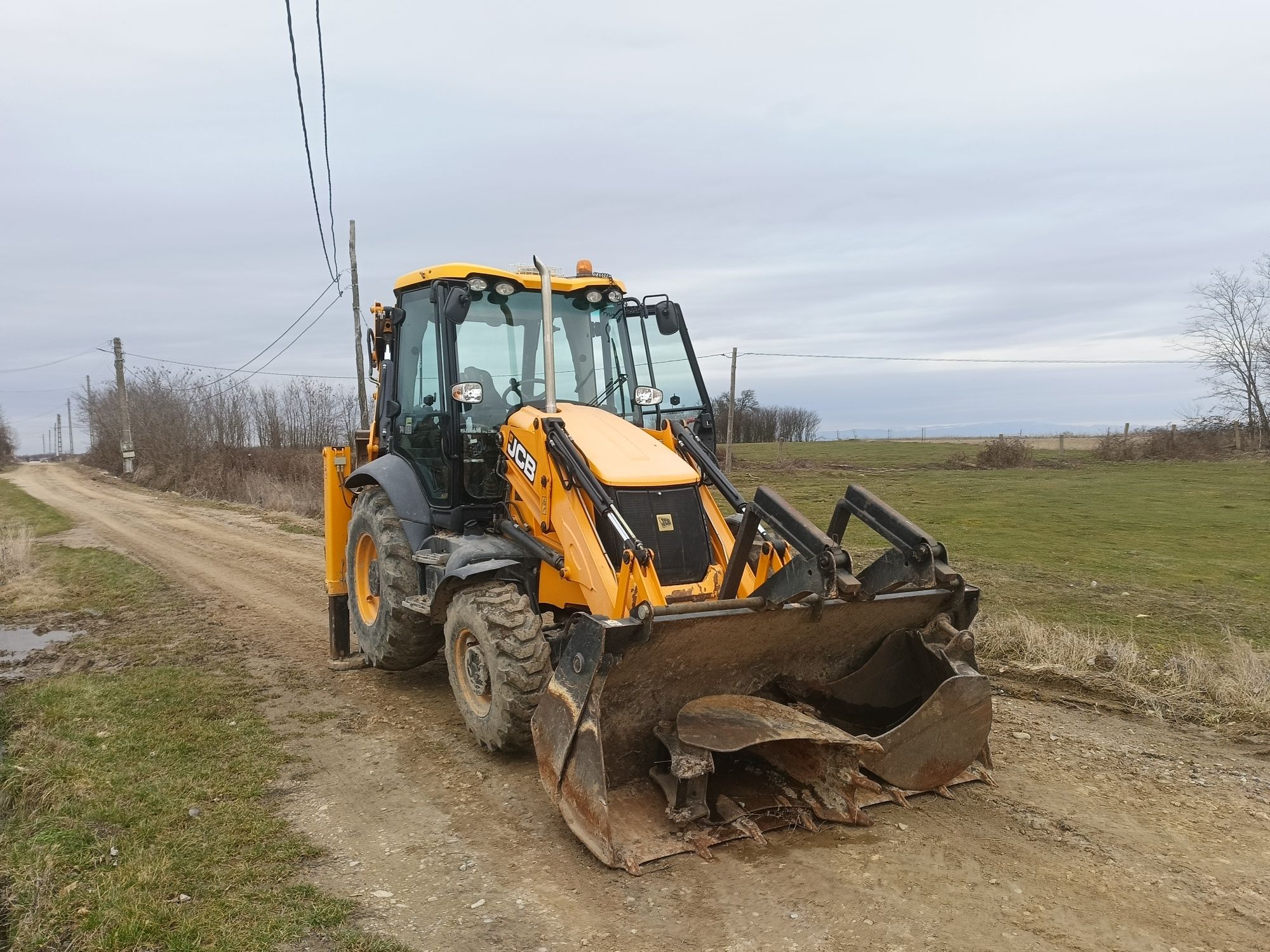 De închiriat buldoexcavator JCB CX 3