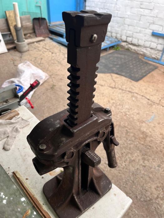 Продам домкрат зубчатый