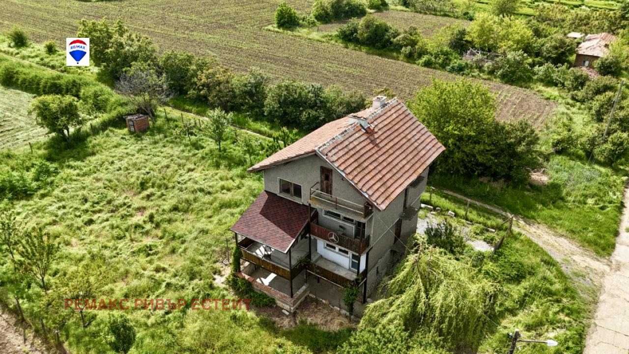 Селска къща за продажба в с. Обретеник, обл. Русе