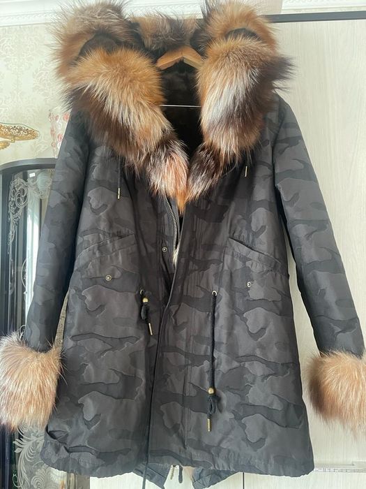 Продается парка, размер 44-48. Натуральный мех: чернобурка, внутри нор