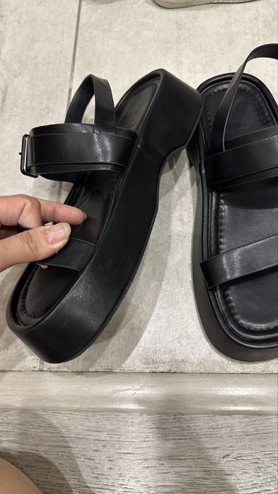 Босоножки на толстой подошве