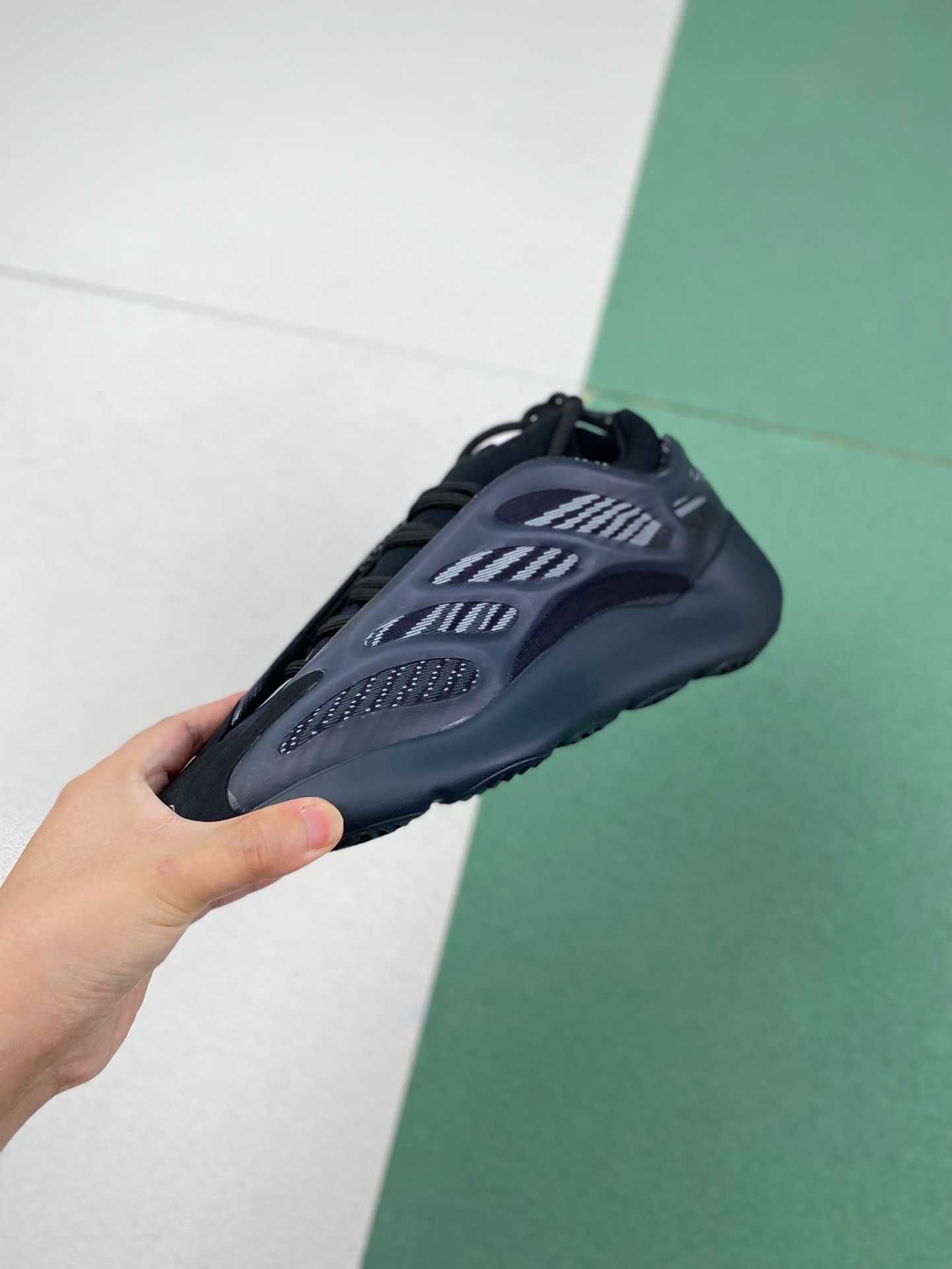 Adidas Yeezy Boost 700 V3