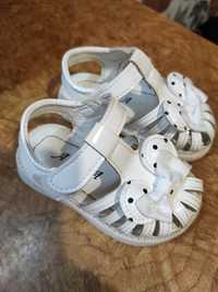 Бели лачени сандали