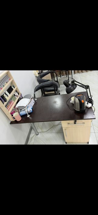 Салон красата жениски салон шкаф mankyur stol