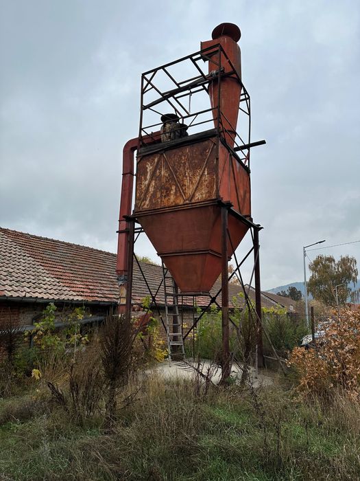 Циклон бункер с двигател , охлюв и основи