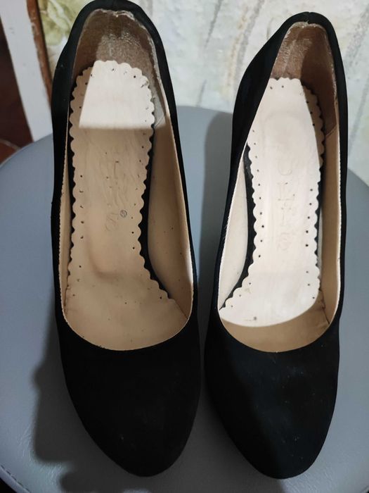 Велурени обувки на ток