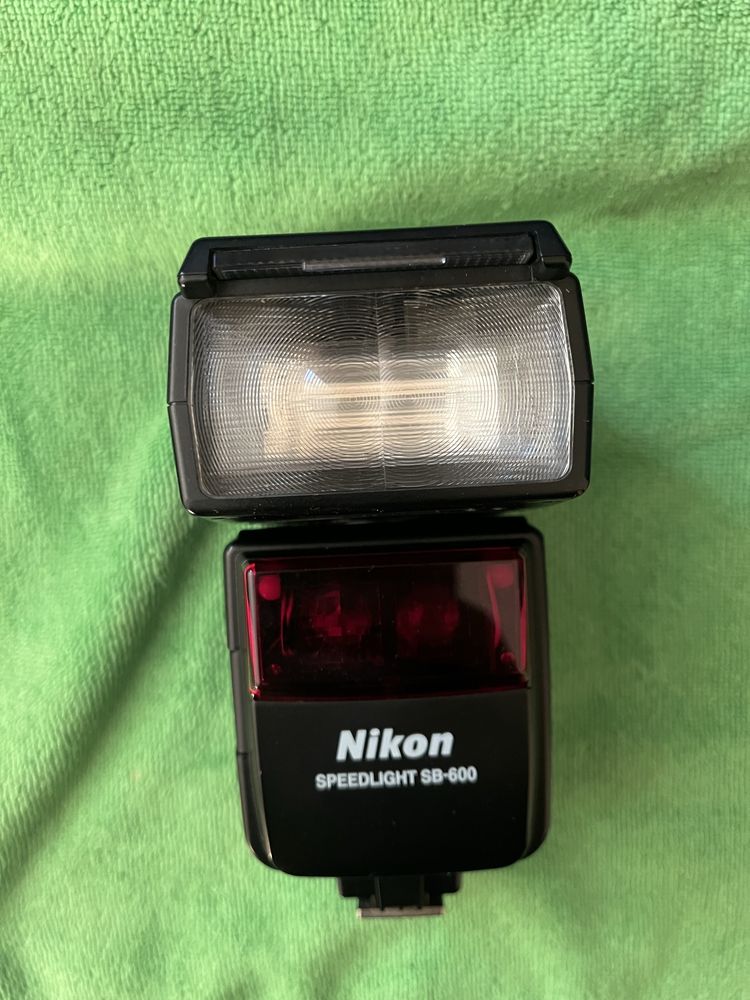 Светкавица Nikon SB 600