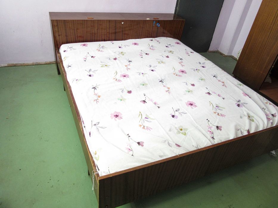 Продавам спалня с две ракли и четирикрилен гардероб