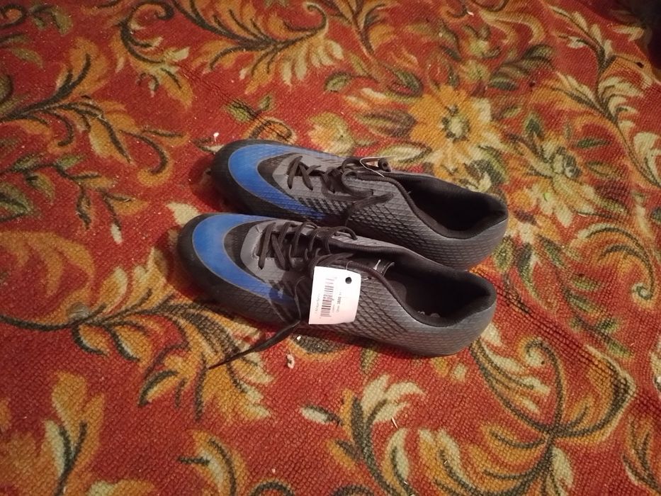 Кроссовки-шиповки.