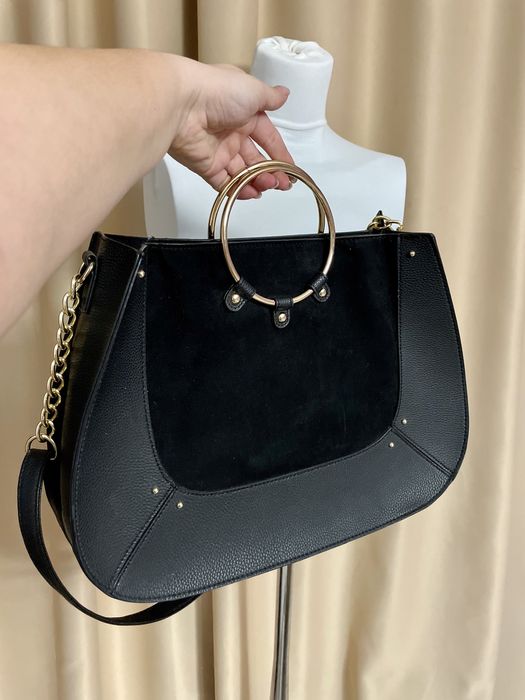 Geanta neagra, de dimensiuni medii spre mari, nefolosita