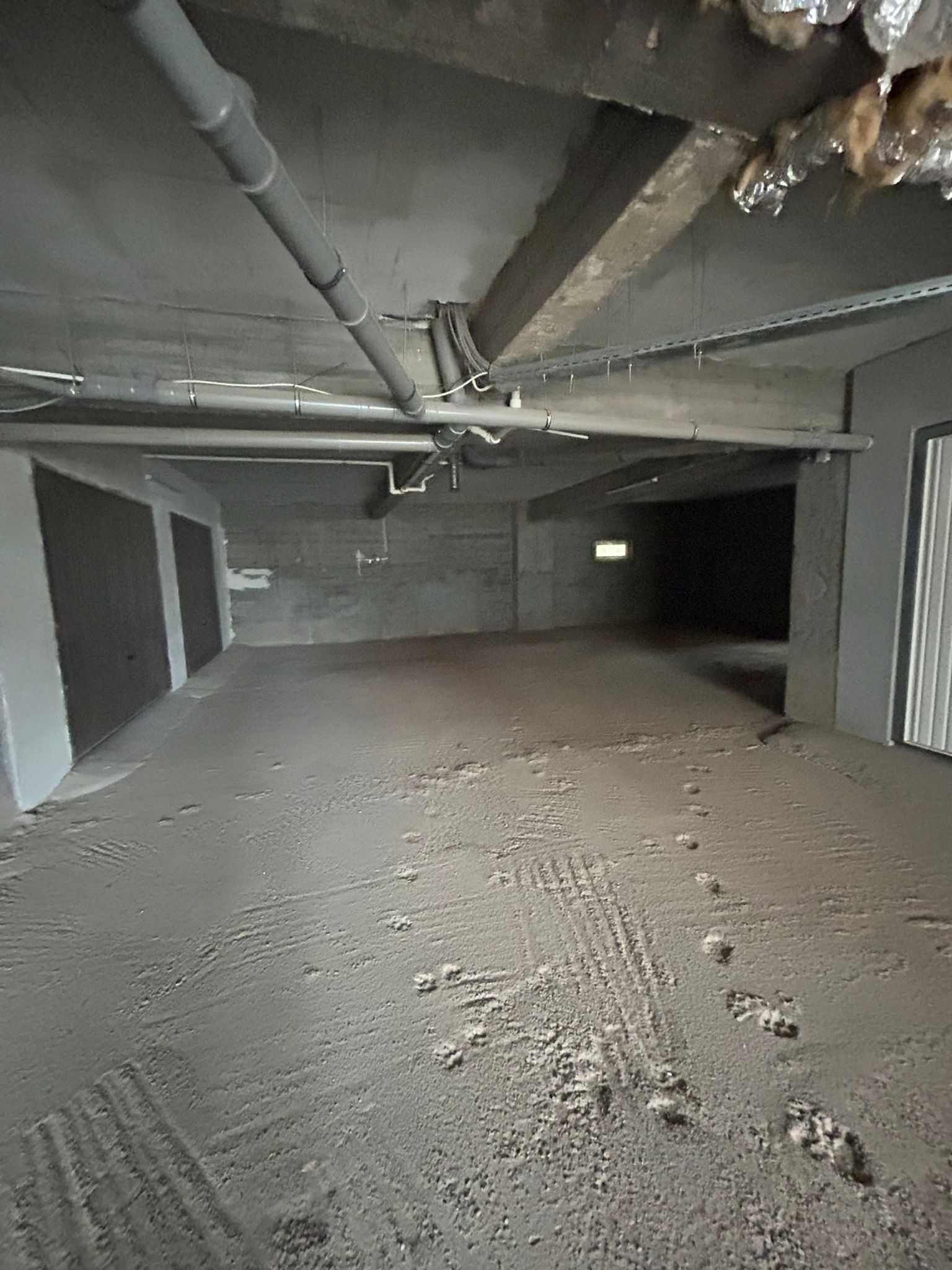 Vand 2 locuri de parcare in garaj,zona Energia