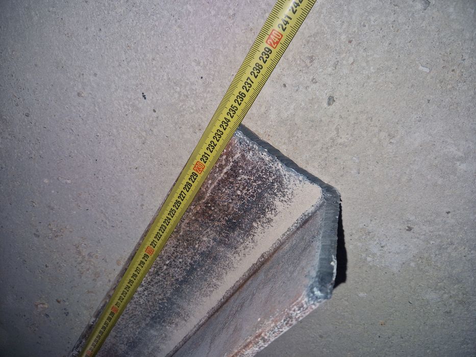 Угольник стальной