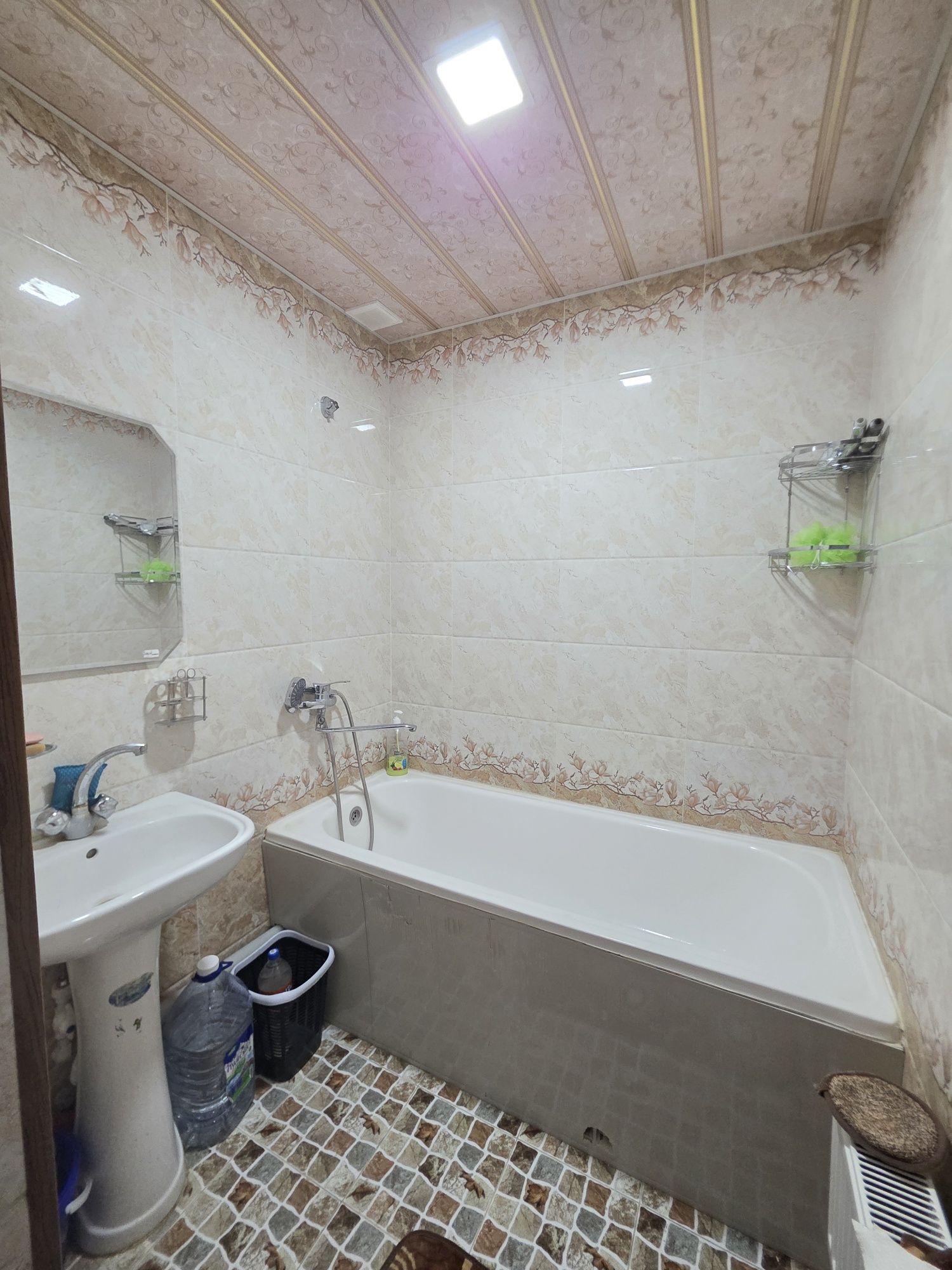 Shirin afto salon zarafshon dom 2 xona 4 etaj 7 etajlik