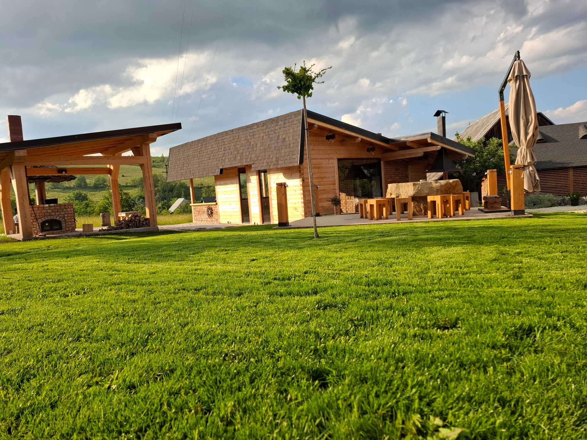 Cabana lemn rotund cu ciubar Bucovina Chalet de inchiriat