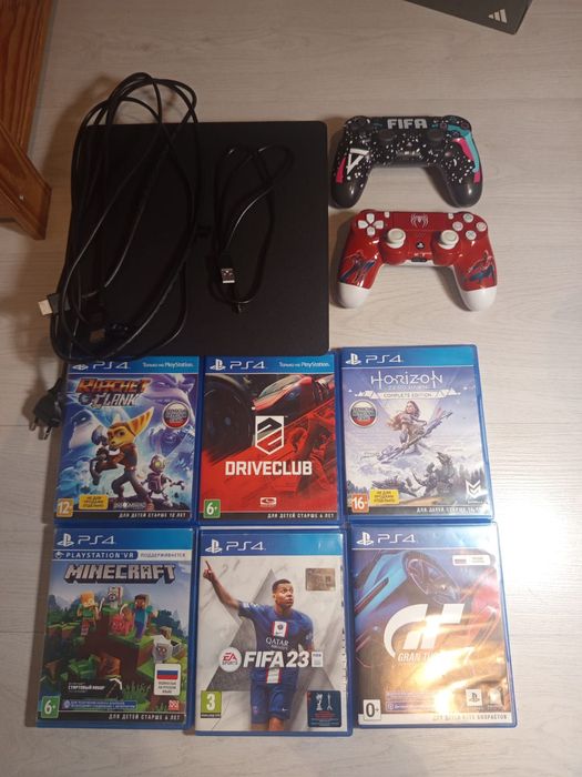 ps4 + игры+ джойстики в отличном состоянии