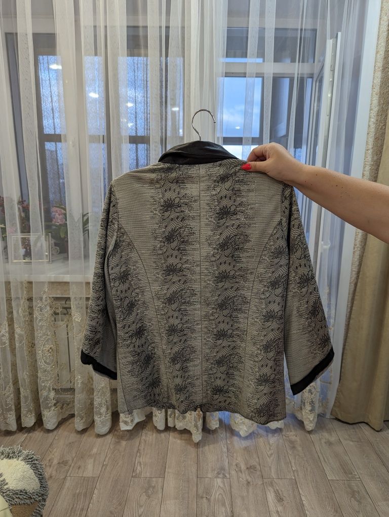 Продам женскую коженную куртку.
