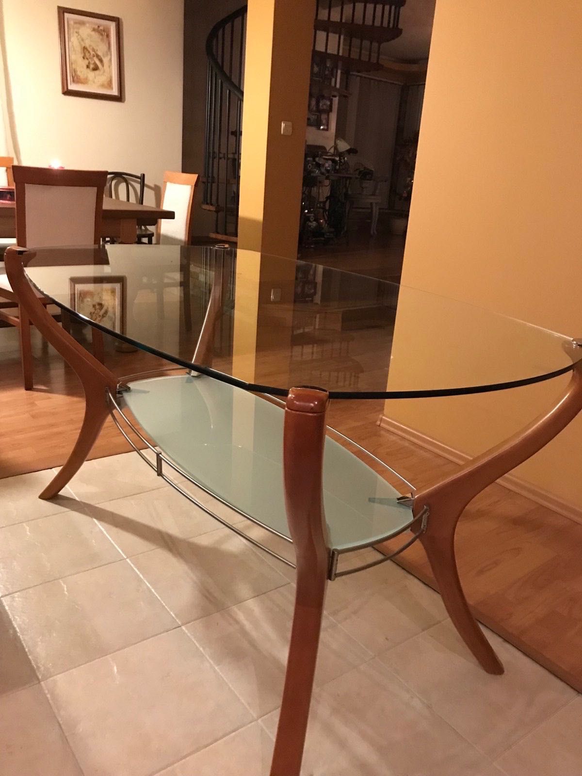 Стъклена маса с дървени крака
