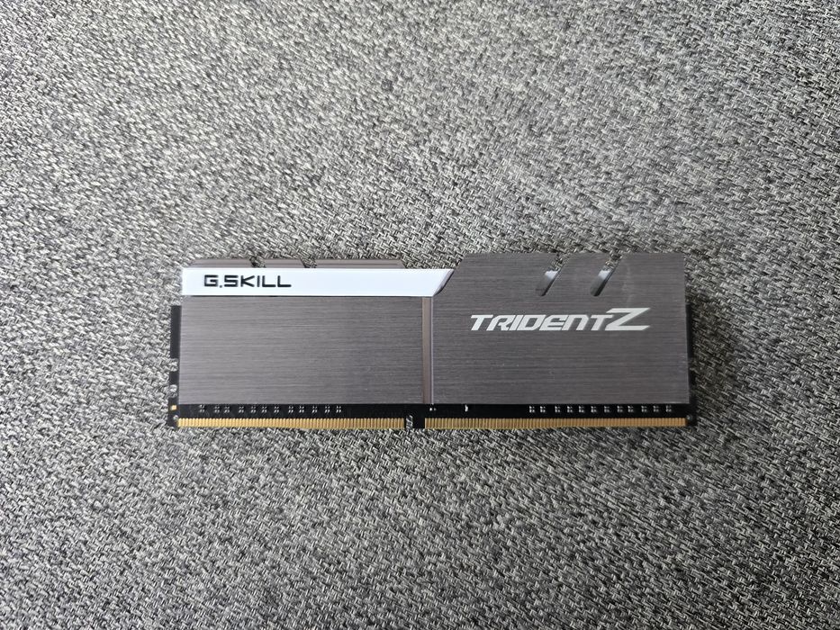 G.Skill DDR4 8GB 3600MHz RAM Desktop – Folosit, Stare Excelentă