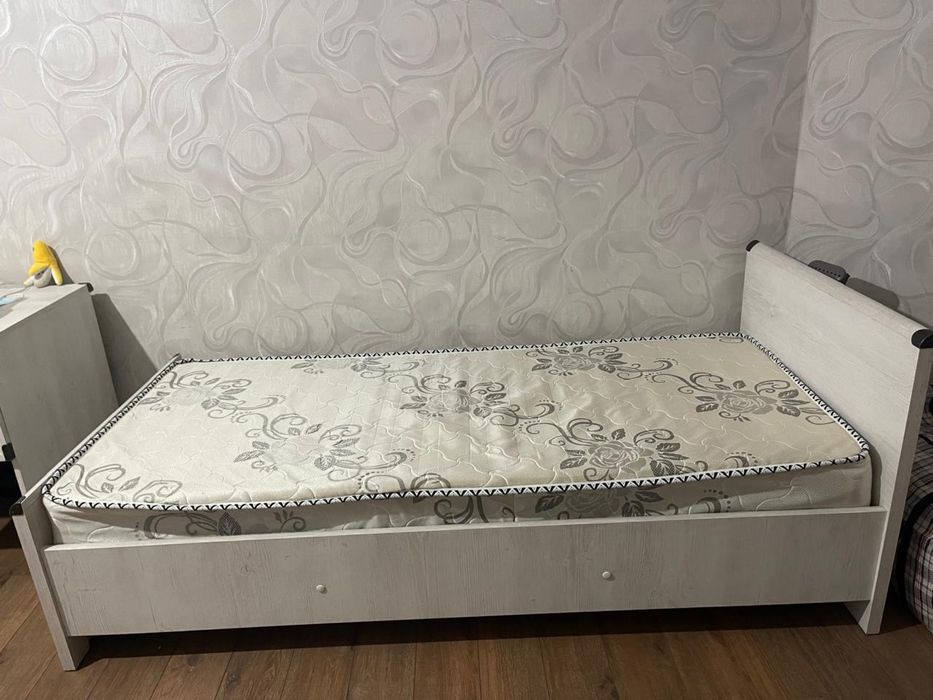 кровать с матрасом 2шт