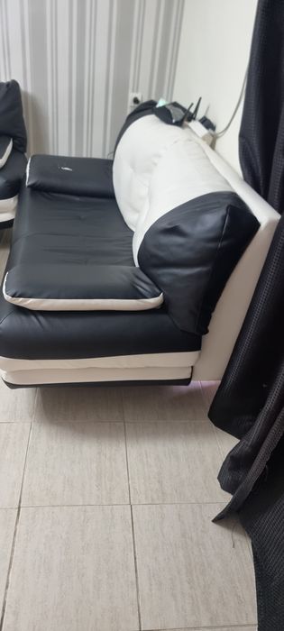 Два кожени дивана с 2 маси, отлично състояние