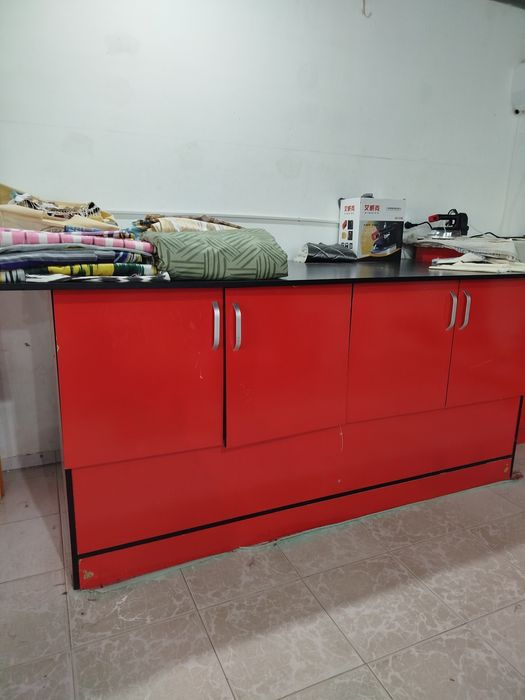 Atelye uchun stollar va pufiklar sotiladi