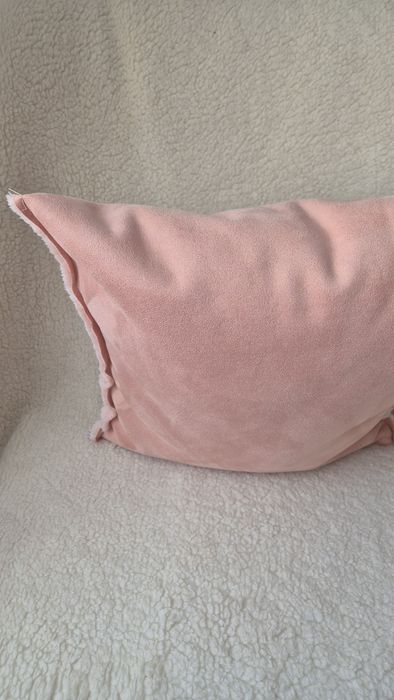 Husă pentru perna decorativă cu utilizare pe ambele fețe.