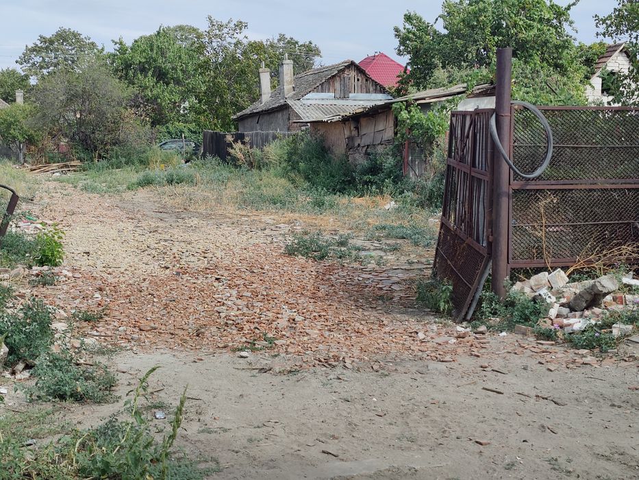 Teren de vânzare!! Deschidere la două străzi asfaltate.