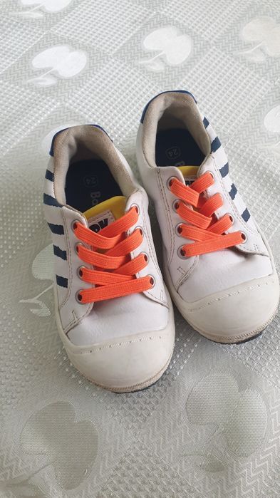 Продаются белые и синие  ботиночки для мальчика