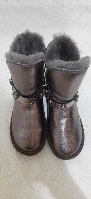 Cizme noi model UGG  marimea 36 int 22 cm
