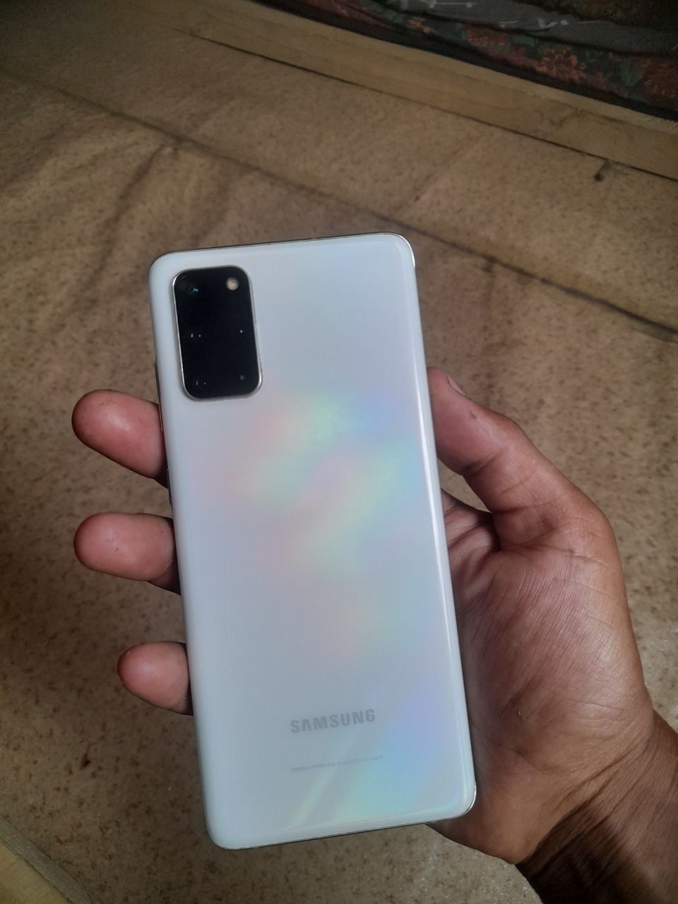 Samsung s20+ holati rasmda