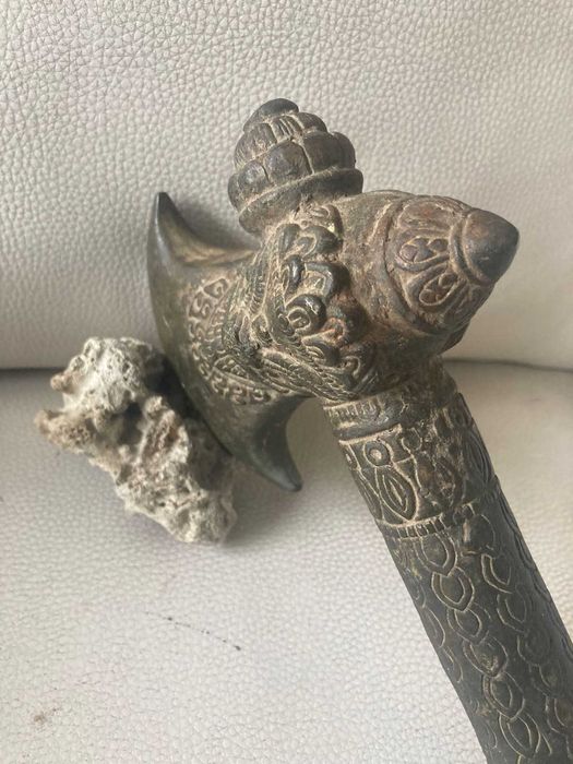 Toporisca vintage ritualica din bronz