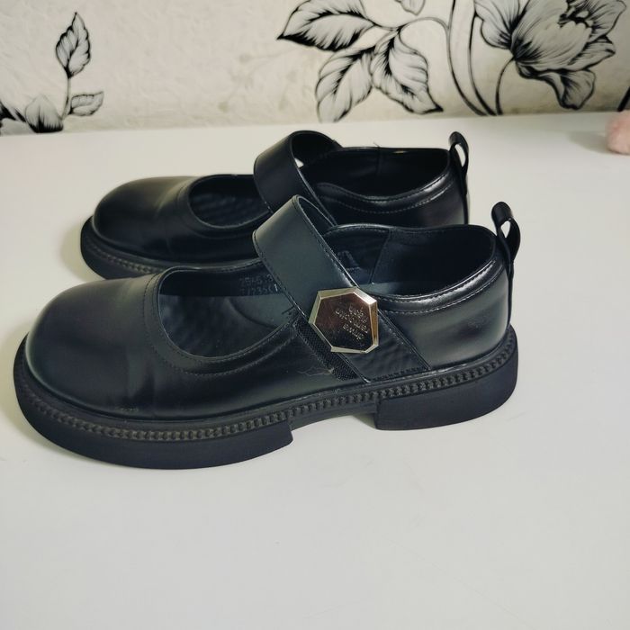 Продам школьные туфли