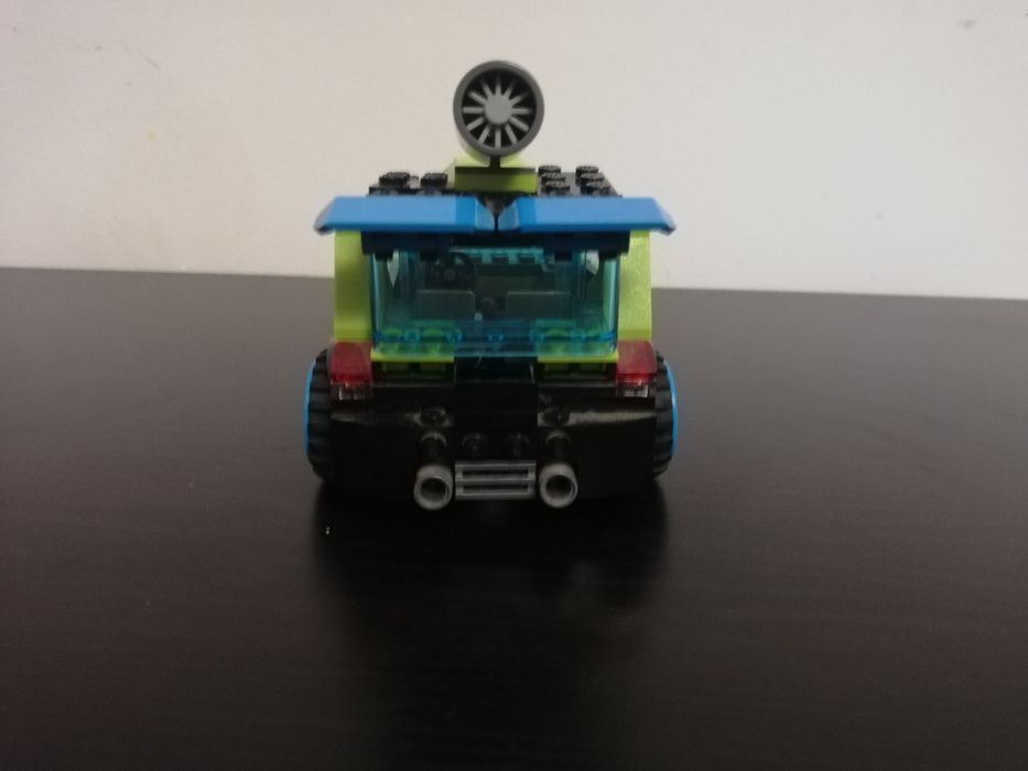 Mașină lego creator