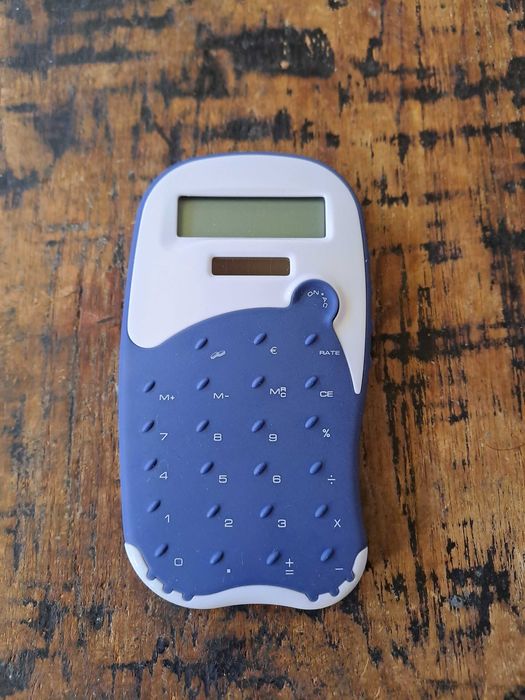 калкулатор Марксман Marksman, работи със солар и батерия, червен/розов