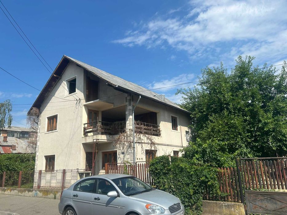 Casa 5 camere, curte, gradina, pod mansardabil