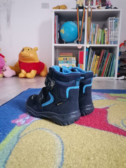 Cizmulițe Superfit si candelabru avion de lemn