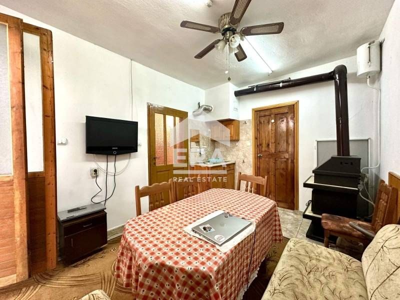 Двуетажна къща с двор в гр. Дебелец