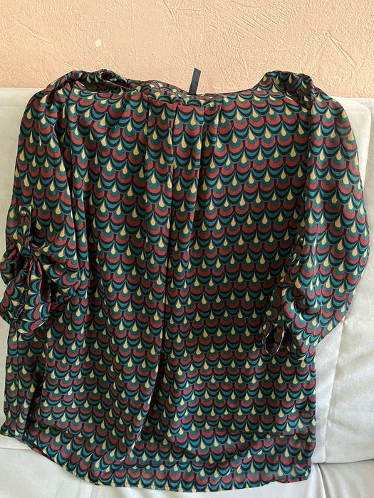 Блузка из шифона нарядная.Можно одевать с брюками и юбкой.