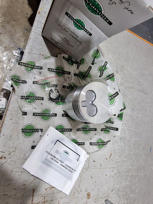 Piston echipat tractor fiat 312 315 cu diametru de 82 mm import Italia