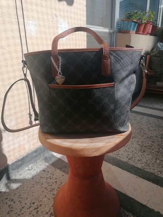 Чисто нова чанта с шарка в кафяво и черно