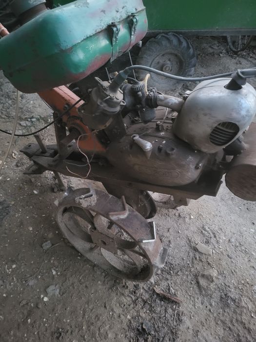 Vând motocultor cu motor de mobră