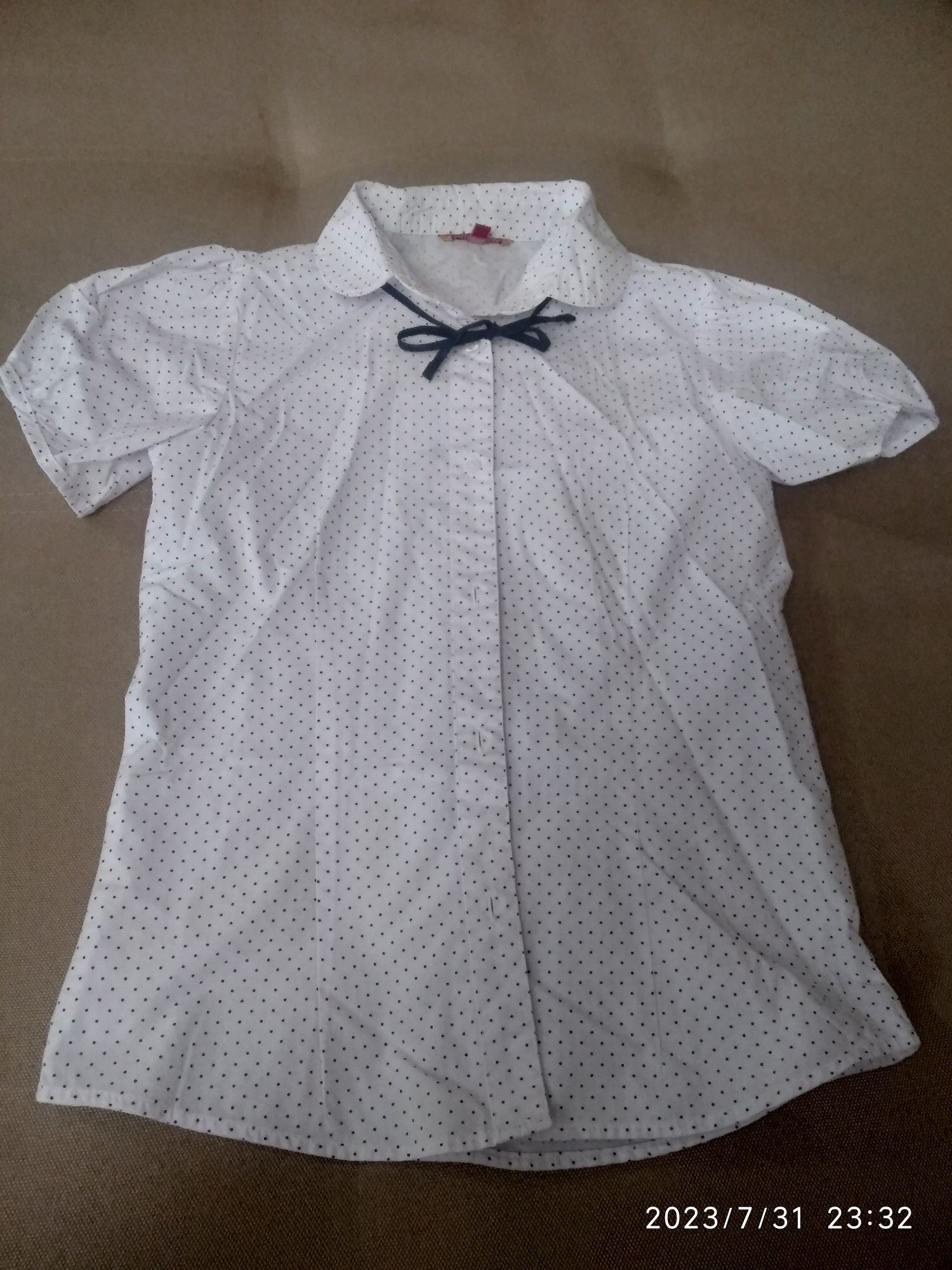Школьная форма и рубашки на девочку